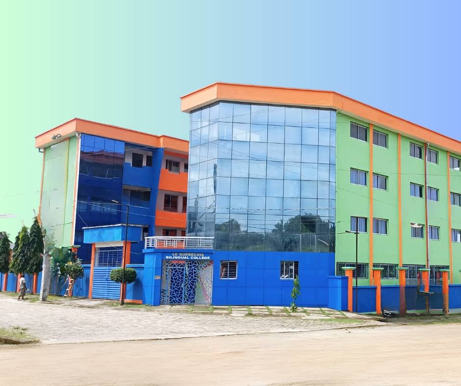 Façade principale du Complexe Scolaire Bilingue Le Québécois, bâtiment moderne bleu, vert et orange