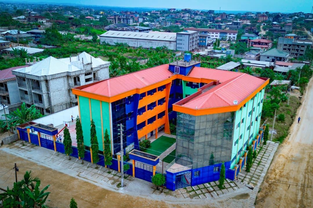 Vue aérienne du campus de l'école à Yassa, Douala