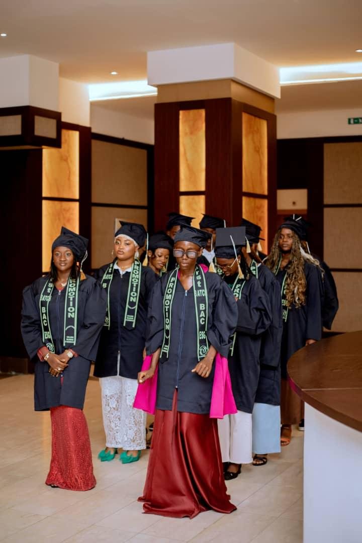 Élèves du collège en toge de graduation, promotion Bac ESG