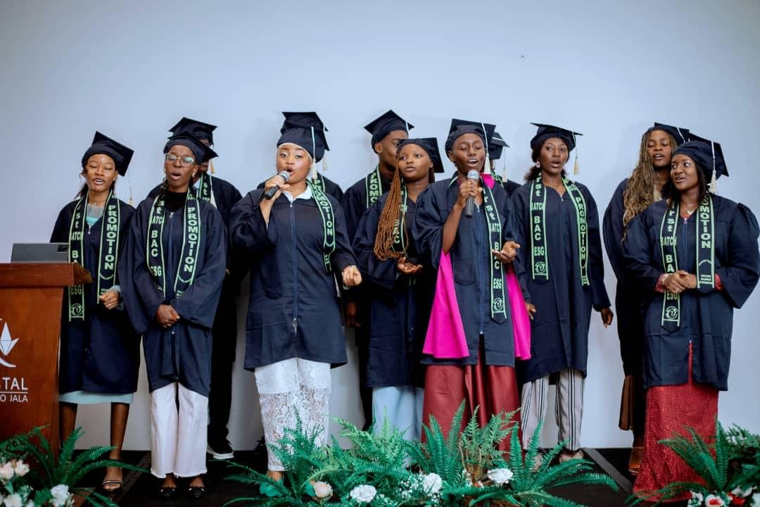 Élèves du collège chantant sur scène lors de la cérémonie de graduation