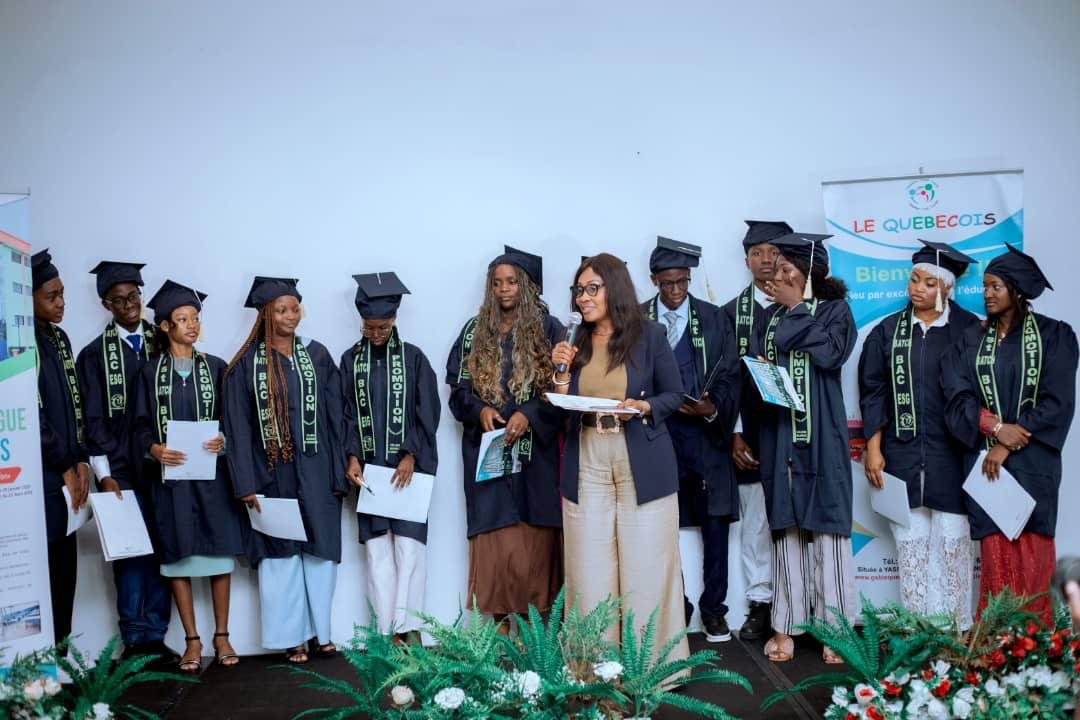 La promotrice s'adressant aux élèves lors de la remise des diplômes