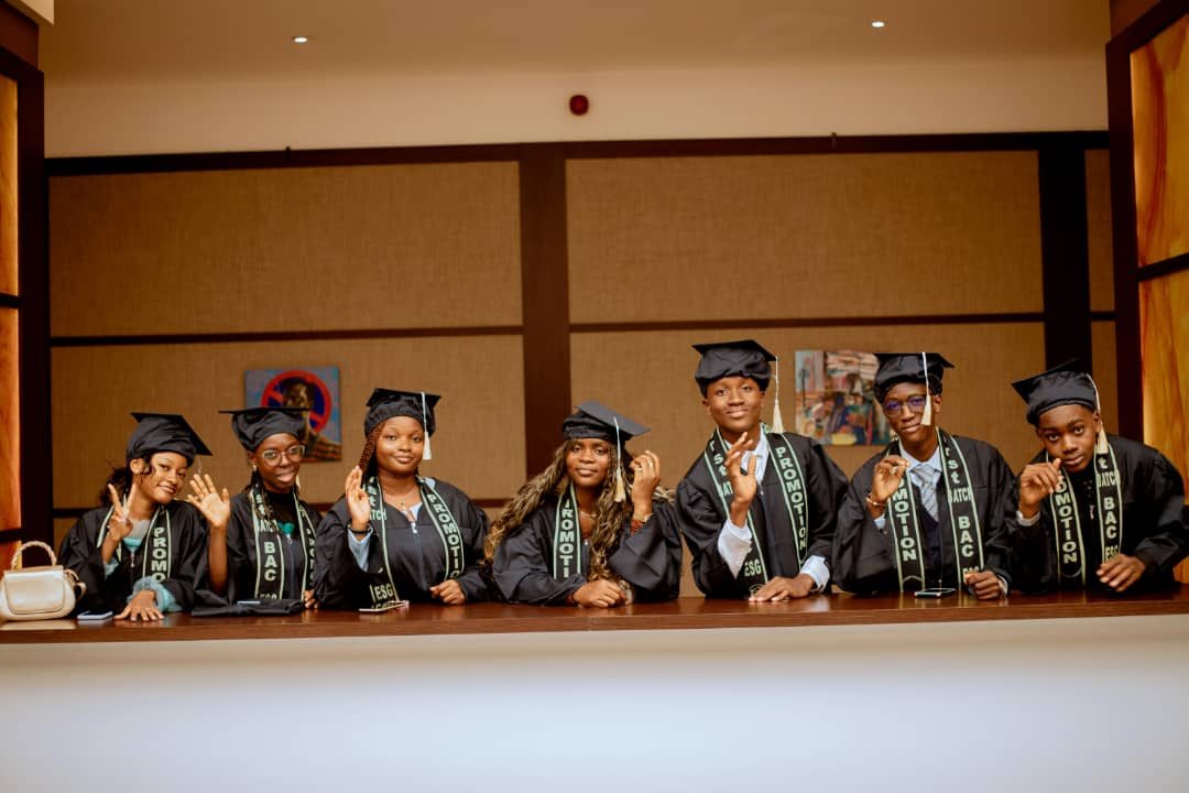 Groupe d'élèves diplômés célébrant leur promotion
