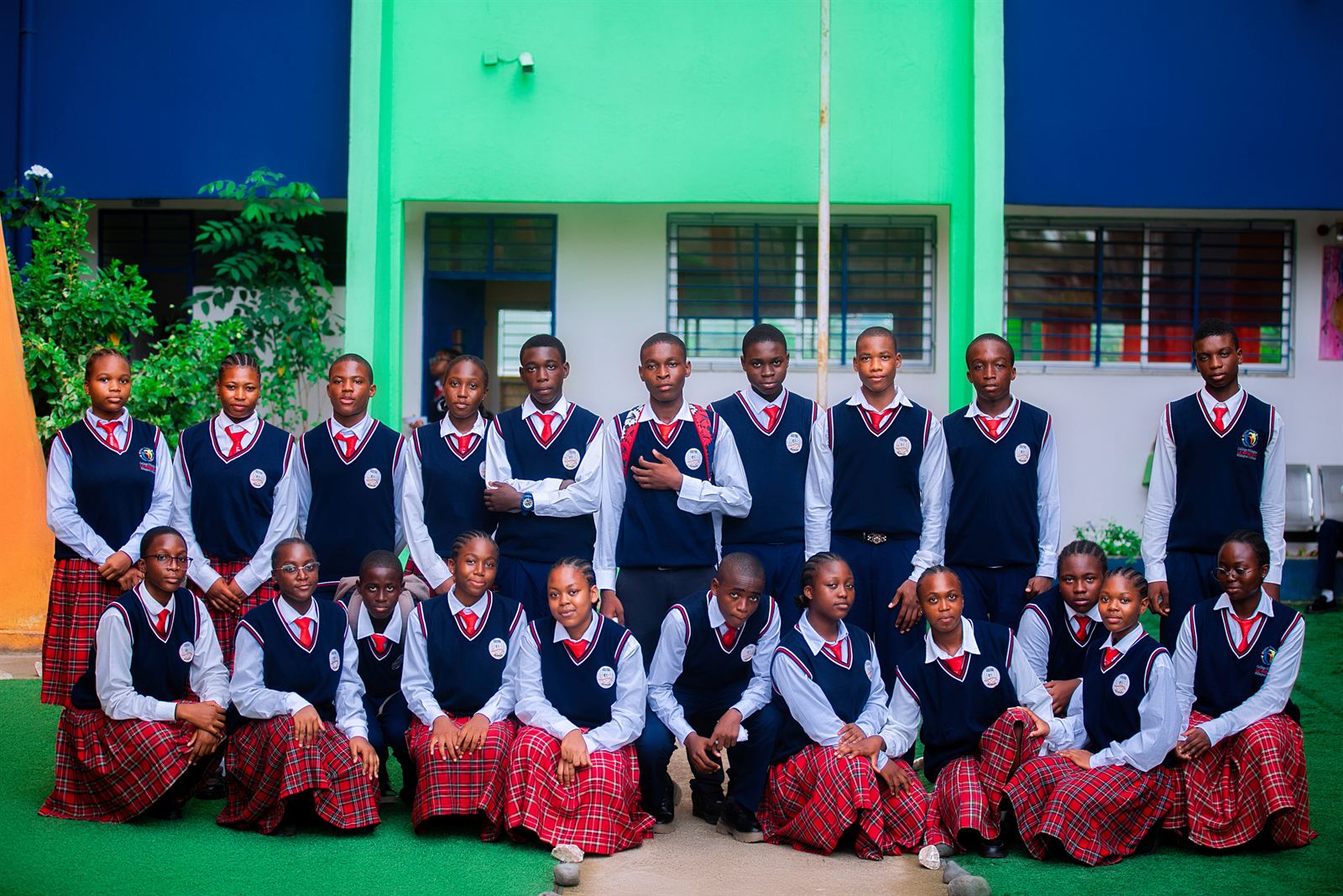 Photo de classe des élèves du collège en uniforme