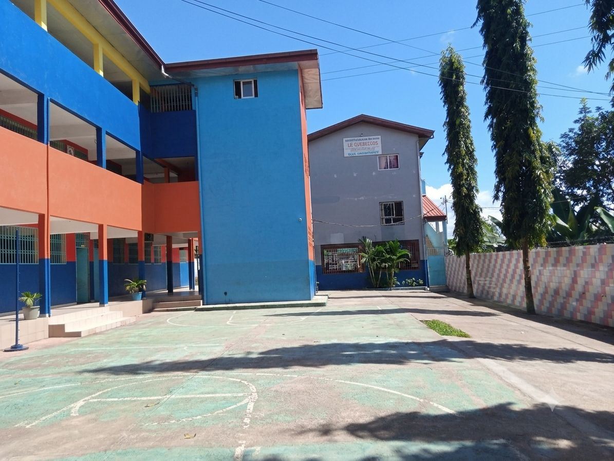 Cour de récréation moderne avec terrain de basketball peint