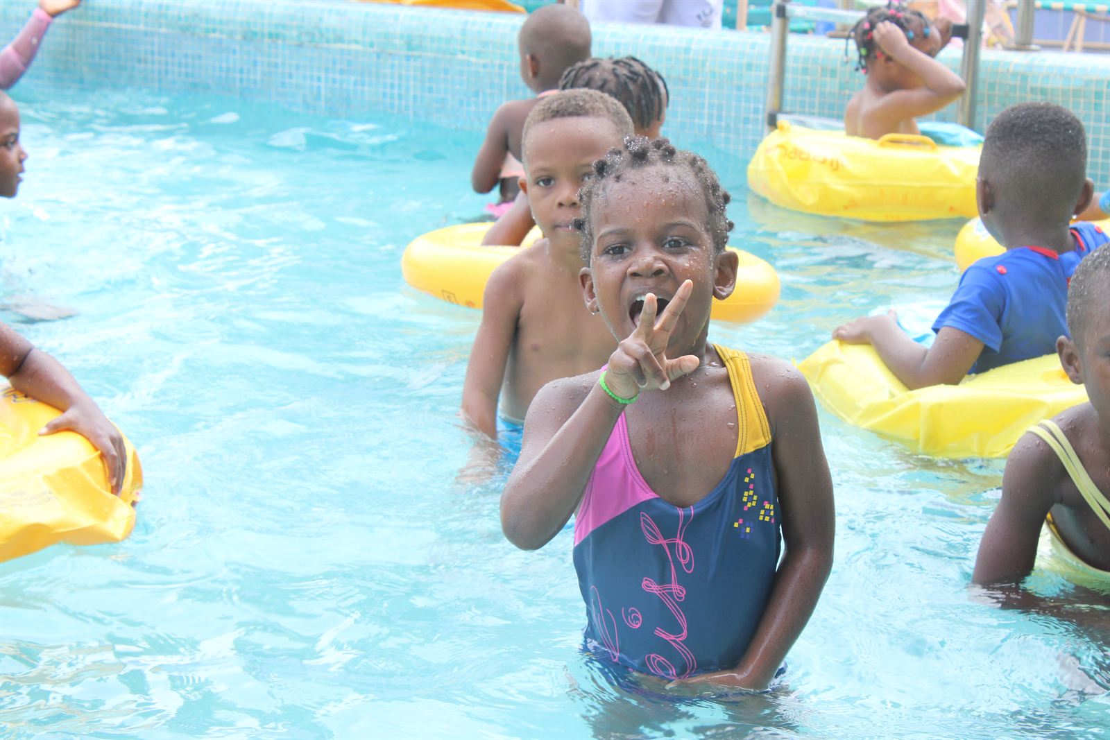 Enfants au bord du bassin lors d'une activité aquatique