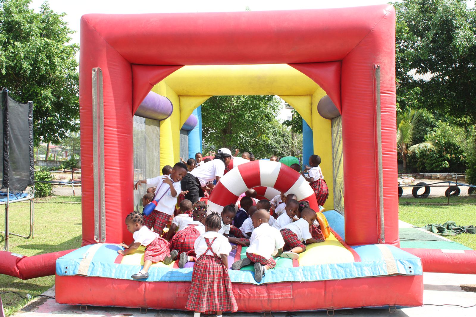 Enfants joyeux sur une structure gonflable lors d'un événement de l'école