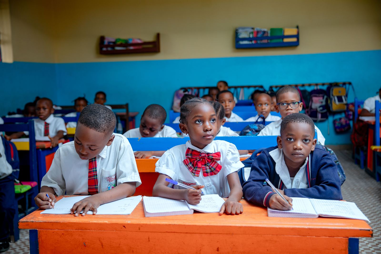 Élèves de primaire concentrés en classe