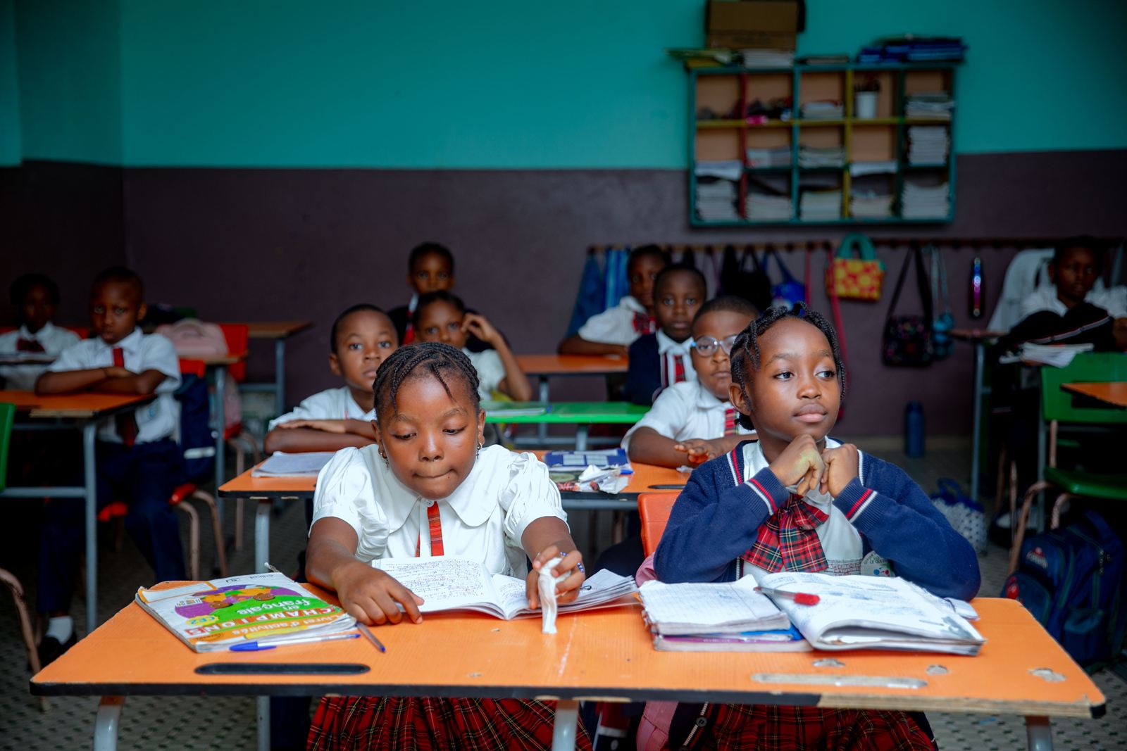 Élèves avec leurs cahiers en classe, ambiance studieuse