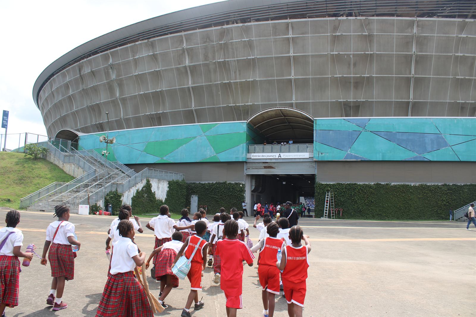 Élèves en excursion lors d'une visite d'un stade moderne